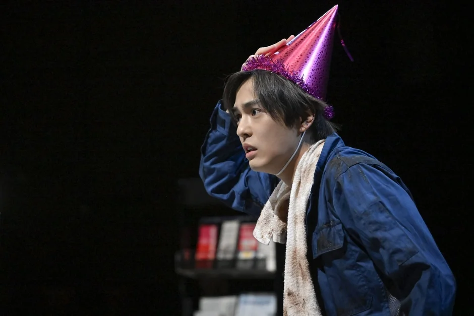 ピンクのパーティーハットをかぶった男性