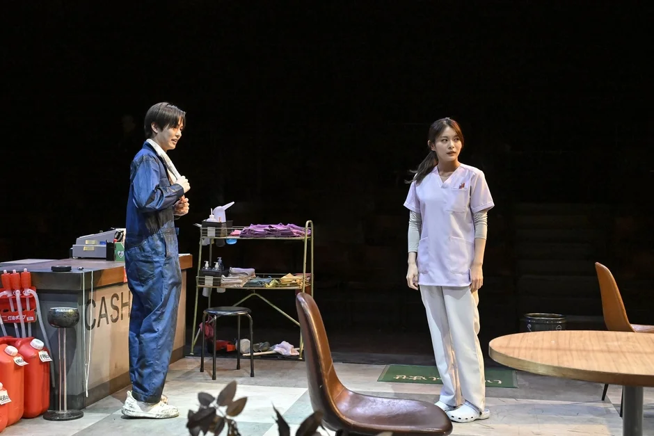 舞台セットのガソリンスタンドのカウンター