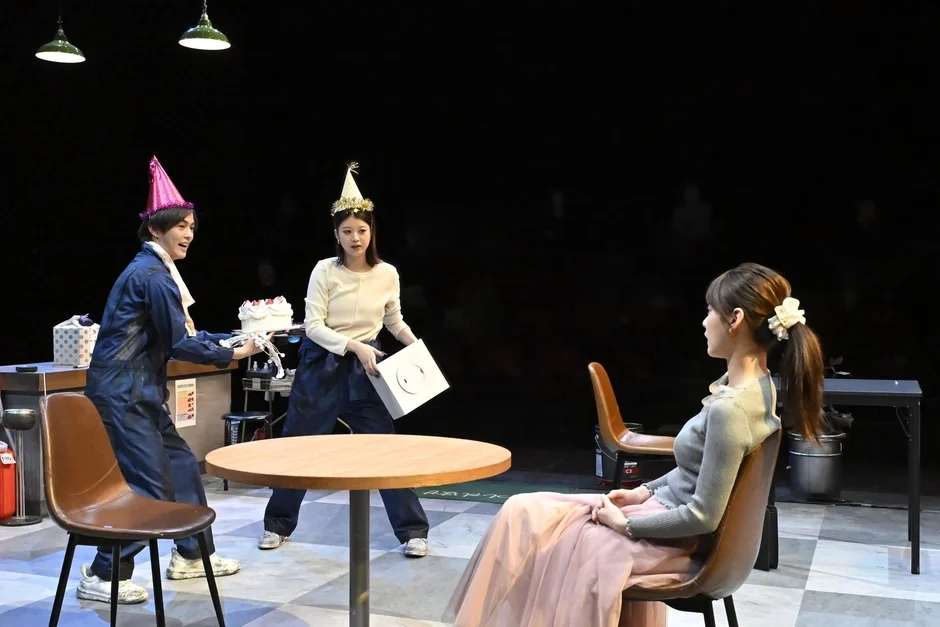 舞台上での誕生日パーティーのようなシーン