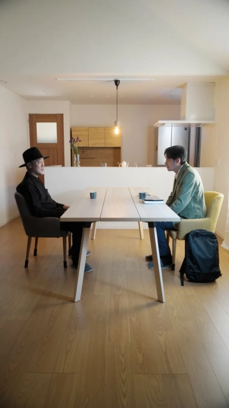 会議,対談,商談,男性二人,リビング,ダイニング,テーブル,室内,帽子,カジュアル,現代的,インテリア,シンプル,木目調,打ち合わせ,リラックス