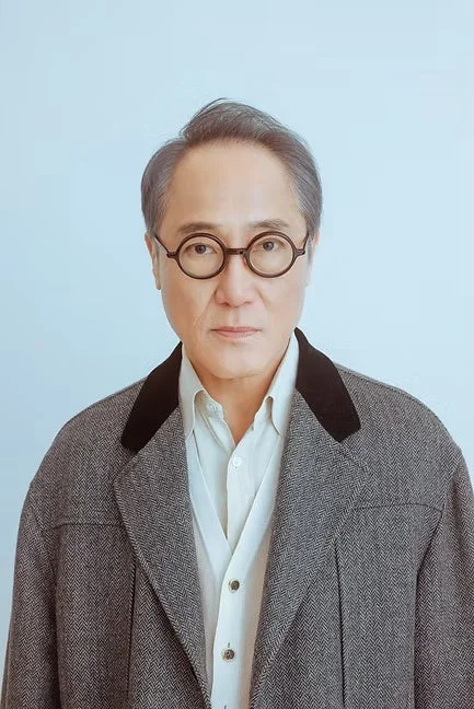 男性,アジア人,高齢者,ポートレート,眼鏡,丸眼鏡,ジャケット,ファッション,白髪,グレー,シャツ,青背景