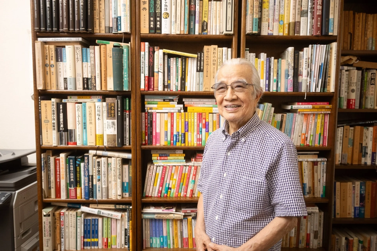 本棚と笑顔の男性