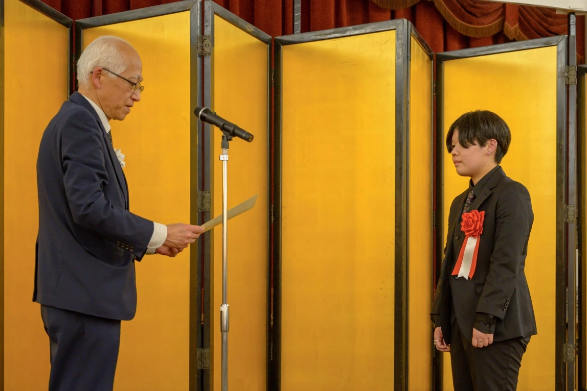 織田作之助賞贈呈式で表彰される様子