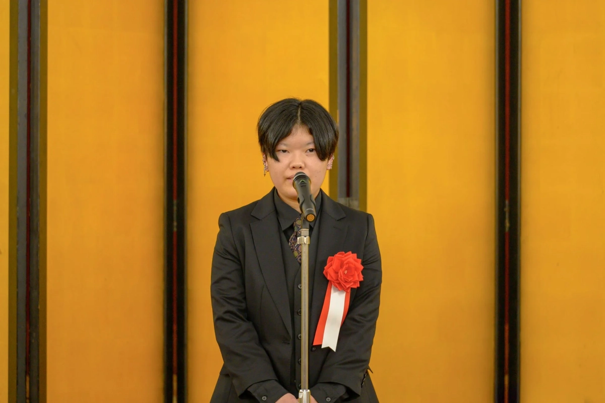 織田作之助賞受賞コメントを述べる高橋菜々実さん
