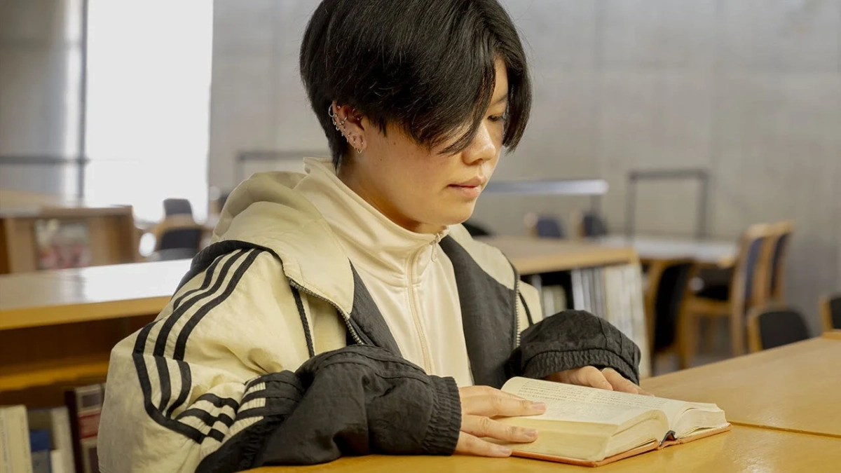 本を読む高橋菜々実さん