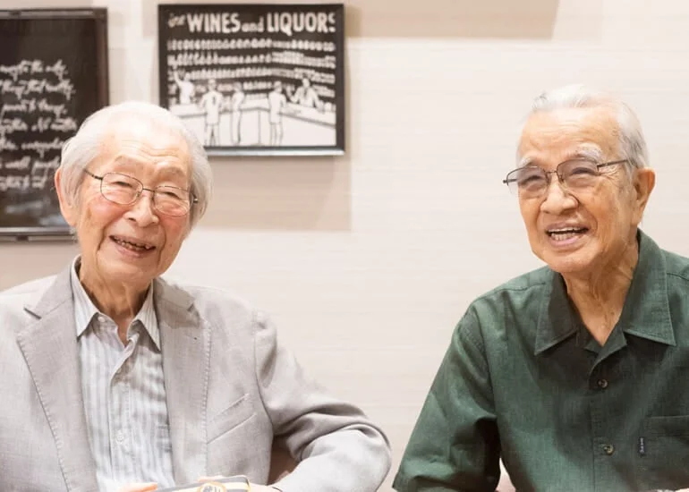 高齢の男性二人が談笑
