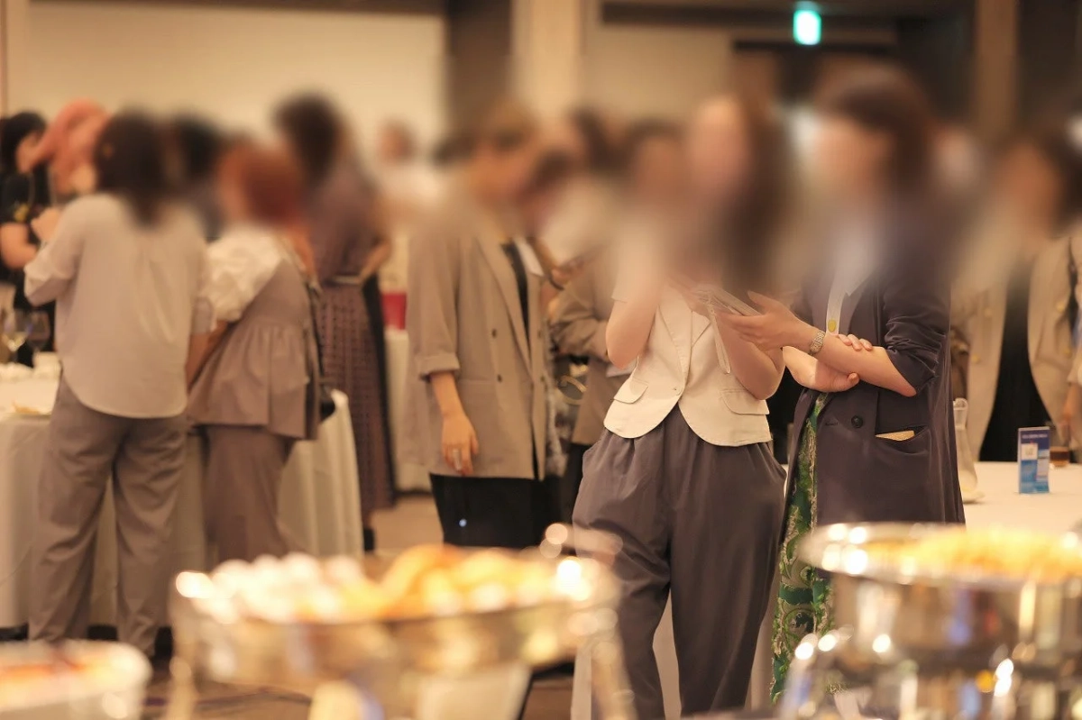 参加者たちが交流している様子