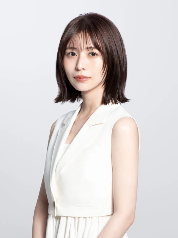 白いノースリーブのトップスとプリーツスカートを着用した、ショートヘアの日本人女性のポートレート写真です。彼女はカメラをまっすぐ見ており、背景はシンプルな白です。