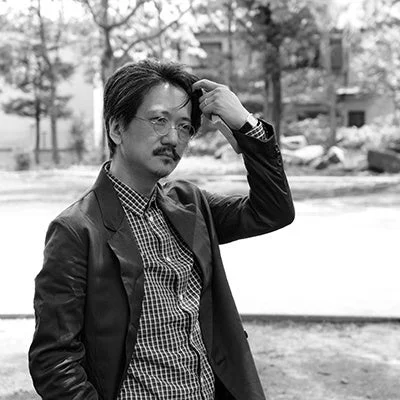 眼鏡と髭の男性ポートレート
