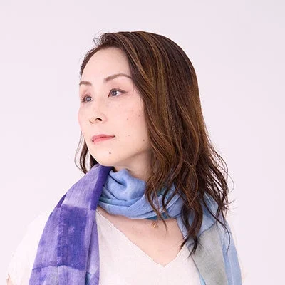 スカーフを巻いた女性の横顔