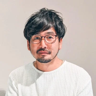 眼鏡とヒゲの男性ポートレート