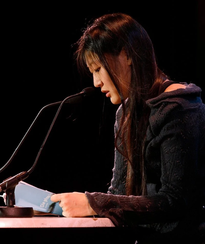 女性が朗読している様子