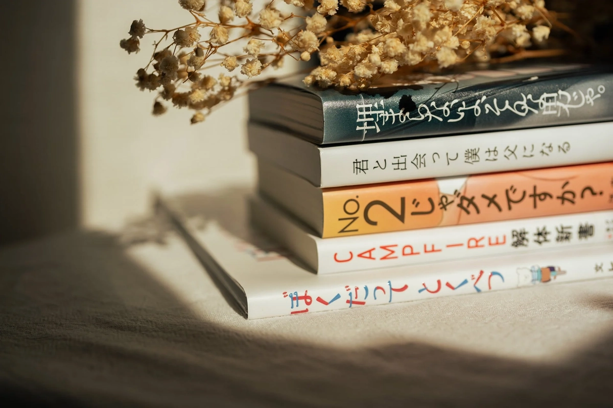 本とドライフラワーの画像