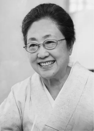 笑顔の佐藤愛子氏の白黒ポートレート